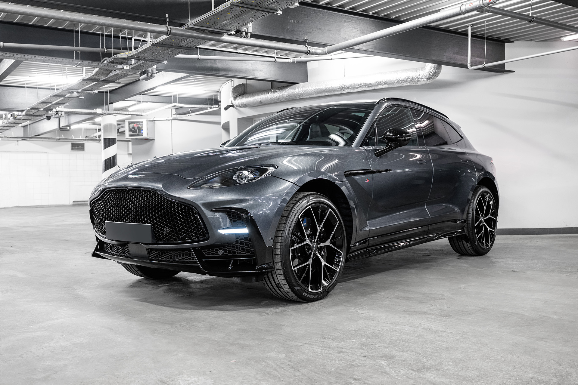 Aston Martin DBX S (Xenon Grey)