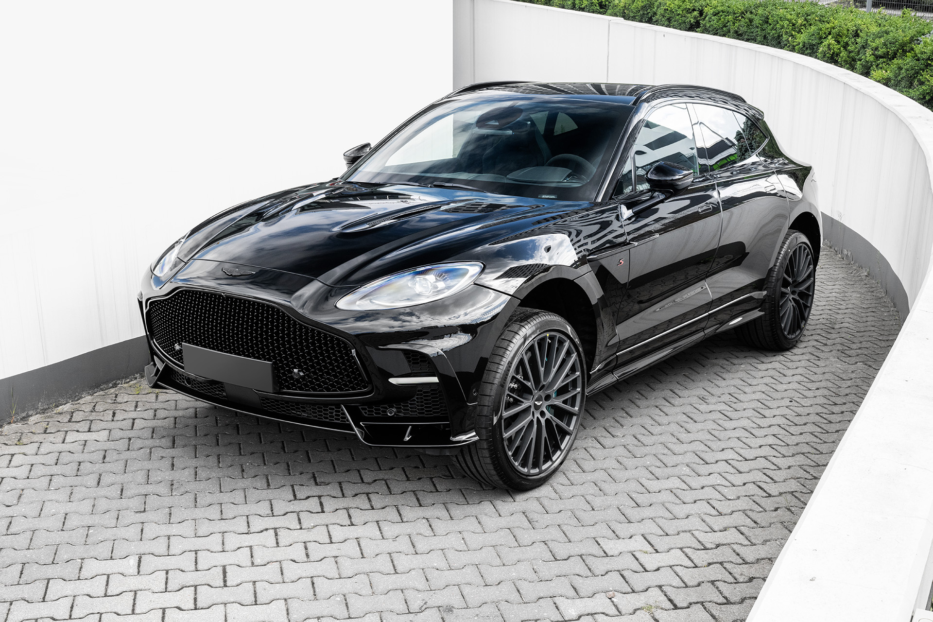 Aston Martin DBX S (Jet Black)
