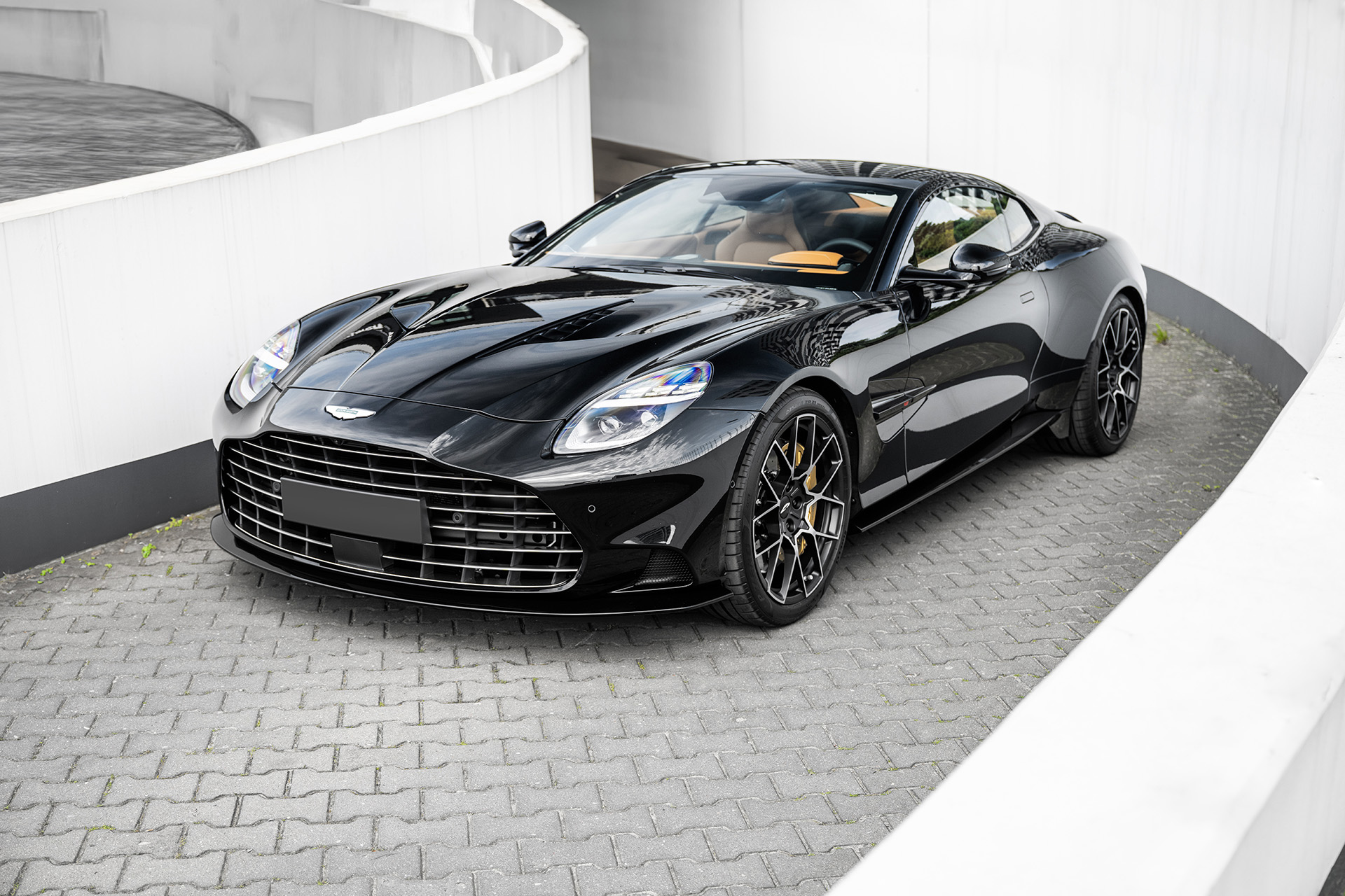 Aston Martin Vanquish (Q Black Pearl)